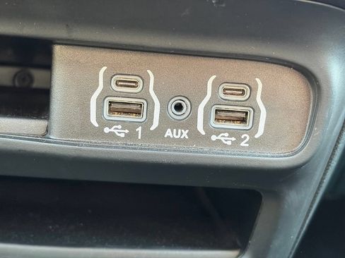 Certified 2025 Chrysler Pacifica Select FWD image 32