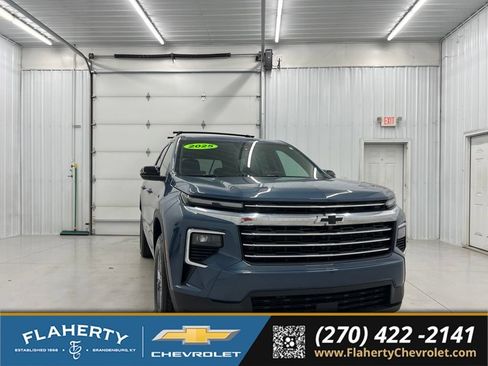 Used 2025 Chevrolet Traverse LT w/ LPO, Floor Liner Package FWD image 1