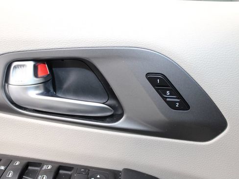 Used 2023 Chrysler Pacifica Touring-L FWD image 32