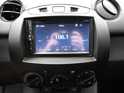Used 2013 MAZDA MAZDA2 Sport FWD image 25