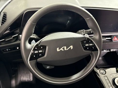 Used 2025 Kia Niro EX w/ EX Cold Weather Package image 9