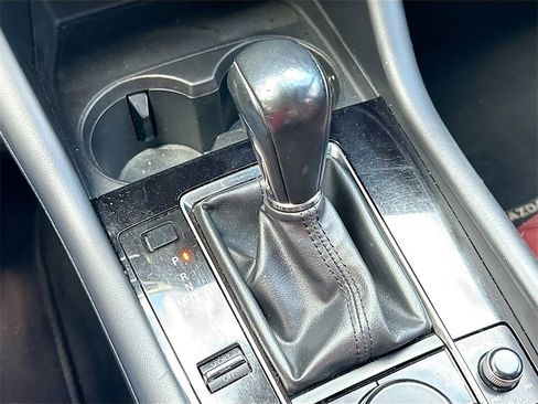 Used 2020 MAZDA MAZDA3 Premium image 18