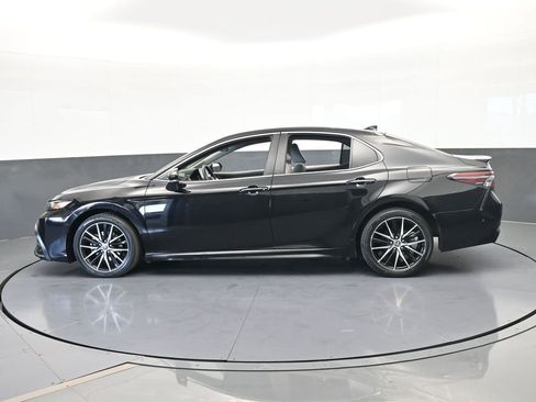 Used 2024 Toyota Camry SE image 3