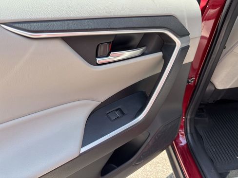 Used 2021 Toyota RAV4 XLE Premium FWD image 6