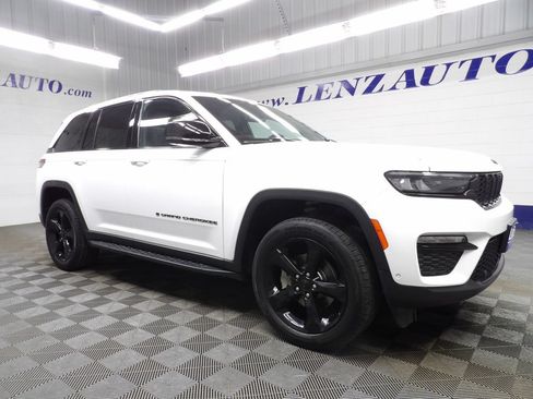 Used 2024 Jeep Grand Cherokee Limited AWD/4WD image 3