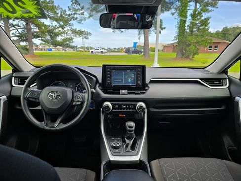 Used 2020 Toyota RAV4 XLE AWD/4WD image 12