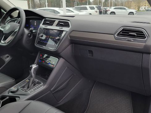 Used 2022 Volkswagen Tiguan SE w/ Panoramic Sunroof Package image 38