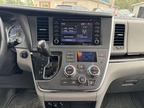 Used 2019 Toyota Sienna XLE image 14