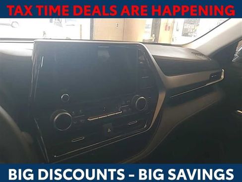Used 2024 Toyota Highlander LE image 9