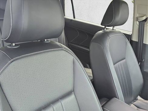 Used 2024 Volkswagen Tiguan SE FWD image 24