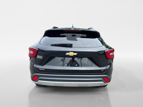 Used 2025 Chevrolet Trax LT FWD image 4