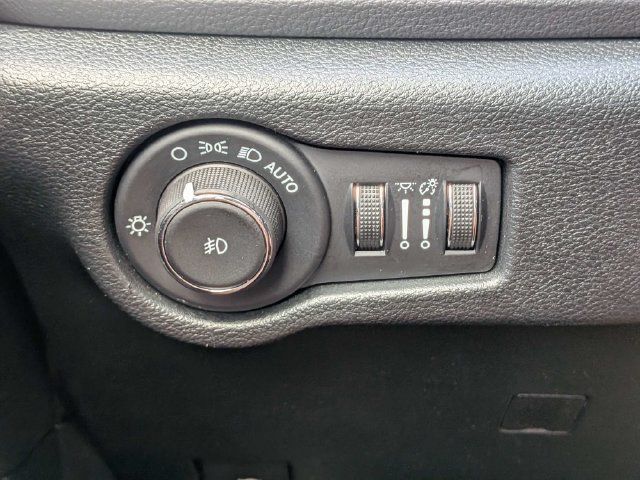 Used 2025 Chrysler Pacifica Limited FWD image 30