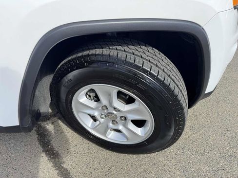 Used 2017 Jeep Grand Cherokee Laredo image 37