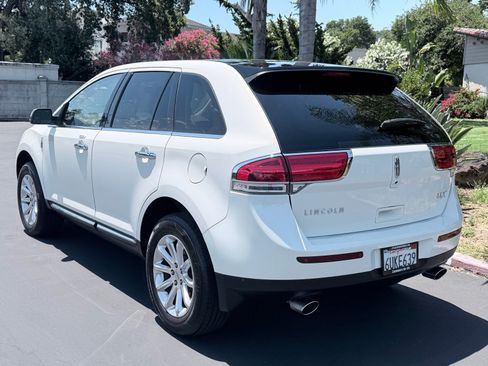 Used 2013 Lincoln MKX FWD image 3