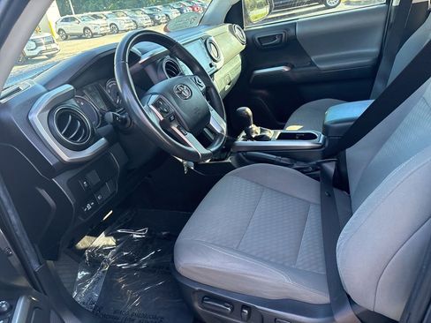Used 2022 Toyota Tacoma SR5 RWD image 16