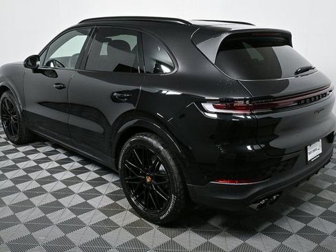 Certified 2025 Porsche Cayenne image 3