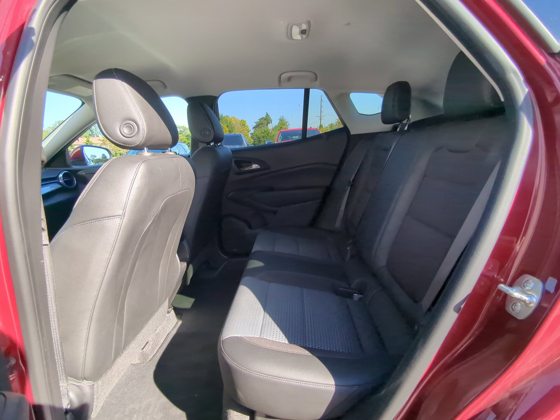 Used 2025 Chevrolet Trax LT FWD image 25