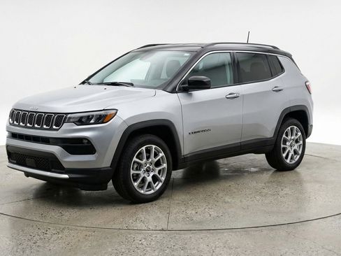 Used 2025 Jeep Compass Limited image 3