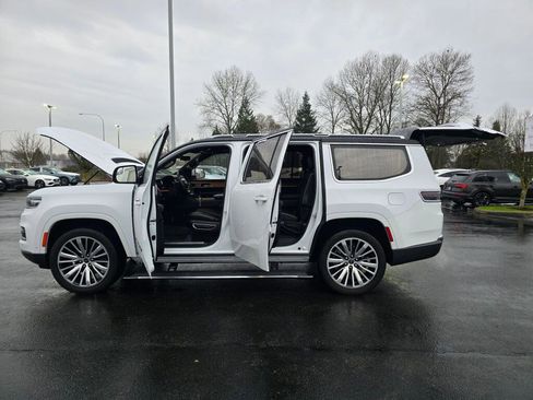 Used 2022 Jeep Grand Wagoneer Series III AWD/4WD image 14