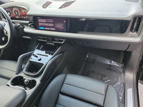 Used 2025 Porsche Cayenne image 19