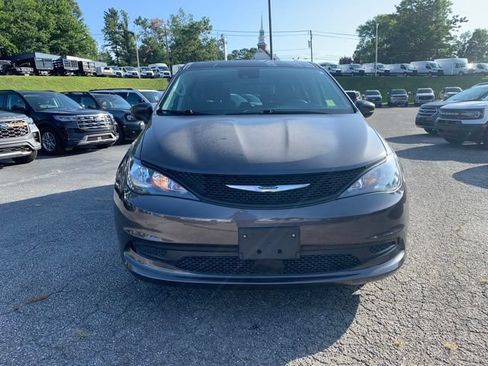 Used 2023 Chrysler Voyager LX FWD image 3