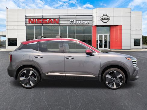 Used 2025 Nissan Kicks SR w/ Illumination Package FWD image 2