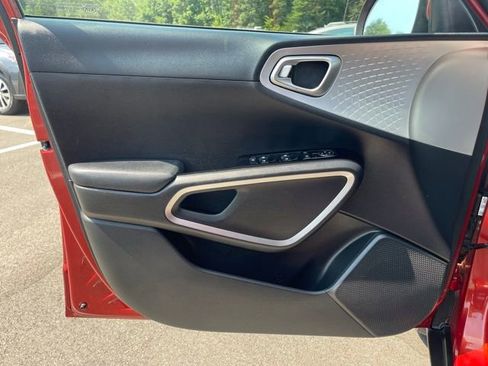 Used 2022 Kia Soul LX image 14