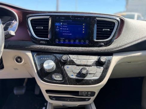 Used 2017 Chrysler Pacifica Limited w/ UConnect Theater Package image 12