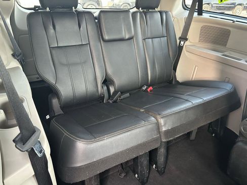 Used 2013 Chrysler Town & Country Touring-L w/ Driver Convenience Group image 13