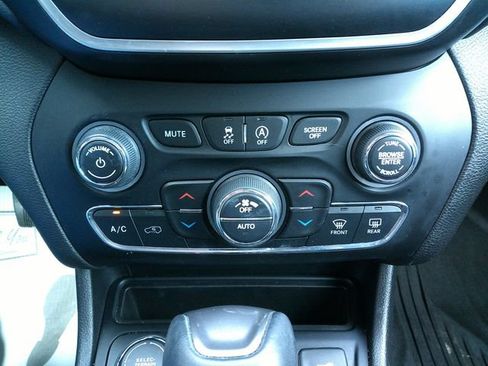 Used 2021 Jeep Cherokee Latitude Lux w/ Comfort/Convenience Group AWD/4WD image 18