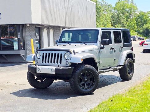 Used 2015 Jeep Wrangler Unlimited Sahara w/ Connectivity Group AWD/4WD image 2