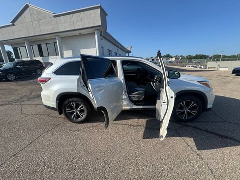 Used 2016 Toyota Highlander XLE AWD/4WD image 8