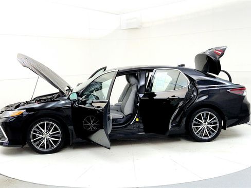 Used 2023 Toyota Camry XLE w/ Navigation Package image 10