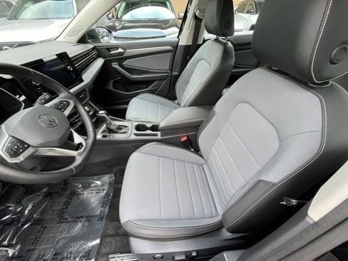 Used 2025 Volkswagen Jetta SE image 27