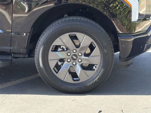 Used 2022 Ford F150 Lightning Lariat image 43