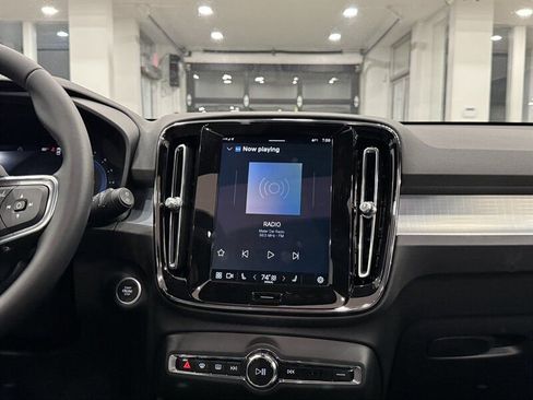 Used 2025 Volvo XC40 B5 Core image 32