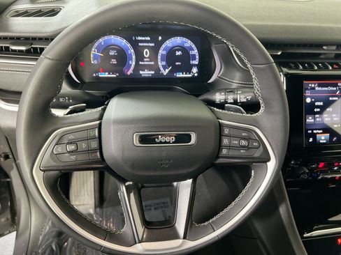 Used 2023 Jeep Grand Cherokee Altitude AWD/4WD image 11