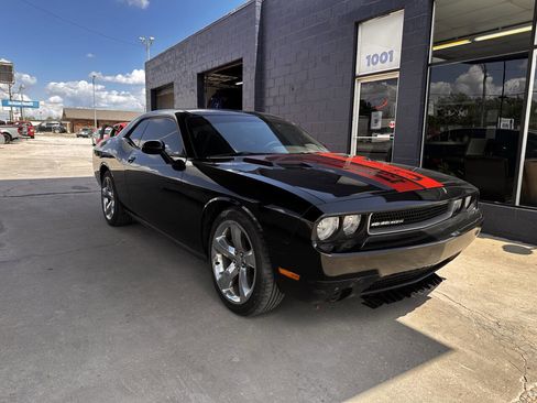 Used 2012 Dodge Challenger SXT image 2
