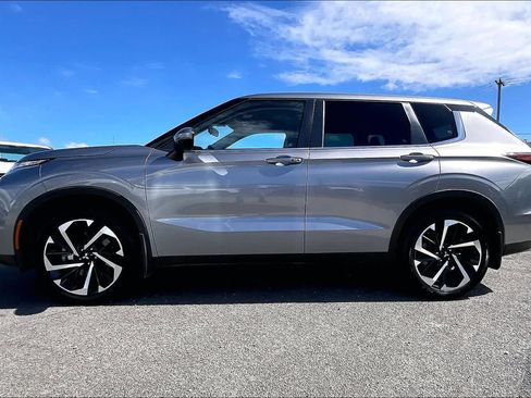 Used 2023 Mitsubishi Outlander SE FWD image 3
