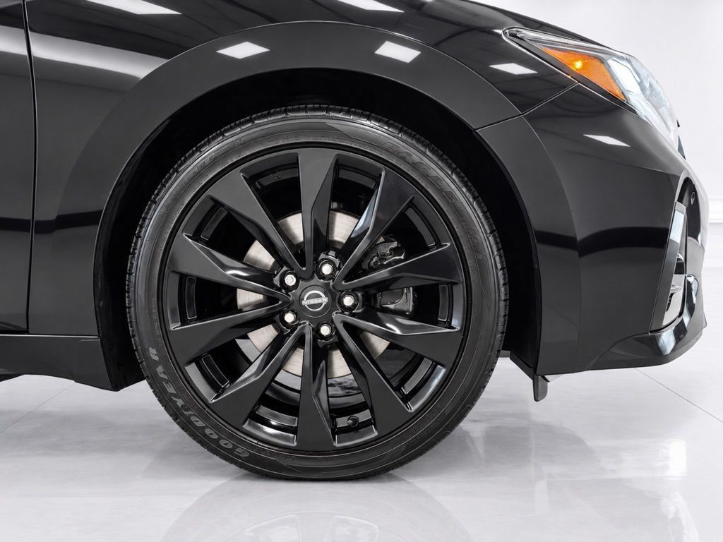Used 2023 Nissan Maxima SR FWD image 12
