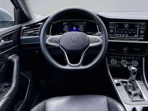 Used 2022 Volkswagen Jetta SE FWD image 8