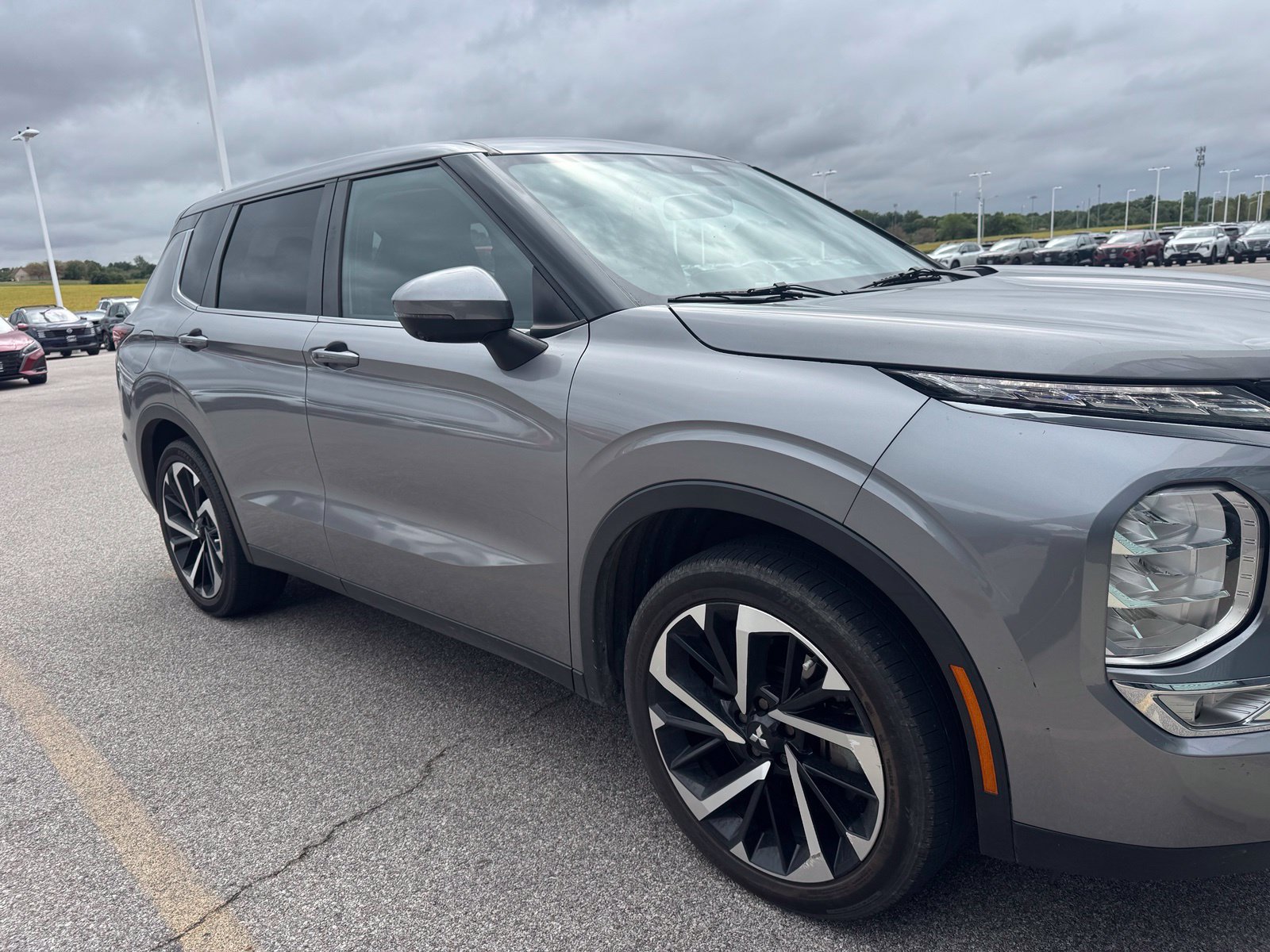Used 2022 Mitsubishi Outlander SE AWD/4WD image 3