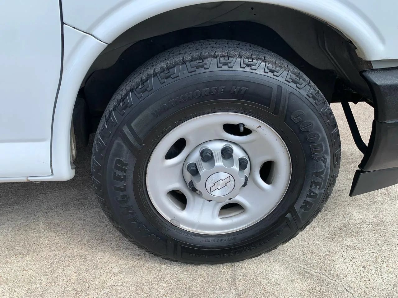 Used 2017 Chevrolet Express 2500 RWD image 17