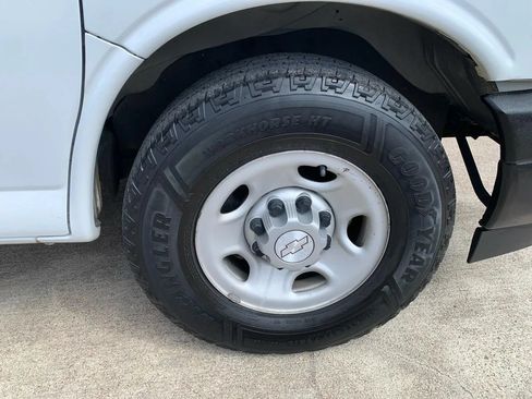 Used 2017 Chevrolet Express 2500 RWD image 17