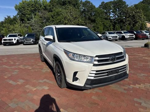 Used 2018 Toyota Highlander LE FWD image 18