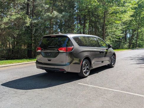 Used 2017 Chrysler Pacifica Touring-L w/ 13 Speaker Alpine Sound Group FWD image 8
