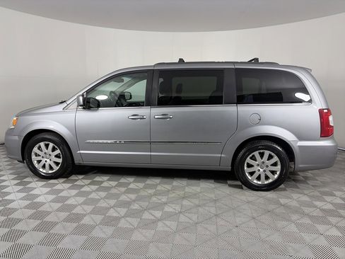 Used 2015 Chrysler Town & Country Touring image 4