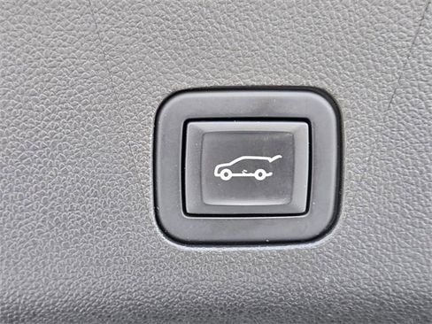 Used 2022 GMC Yukon SLT w/ SLT Premium Package image 18