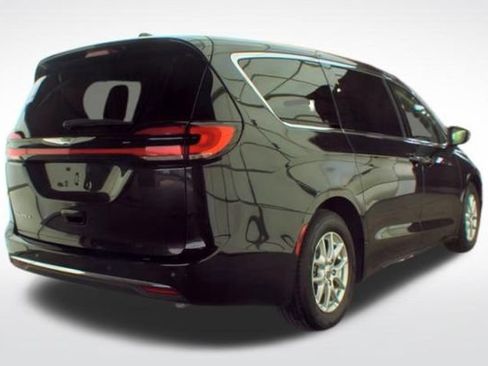 Used 2023 Chrysler Pacifica Touring-L FWD image 2