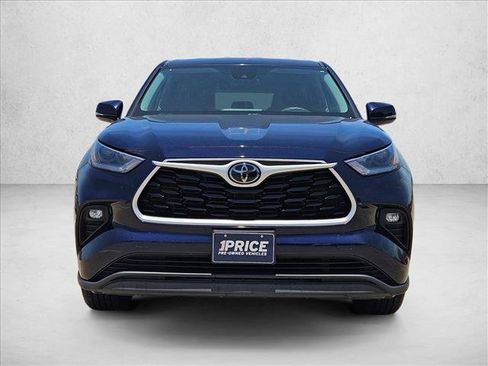 Used 2021 Toyota Highlander LE FWD image 2